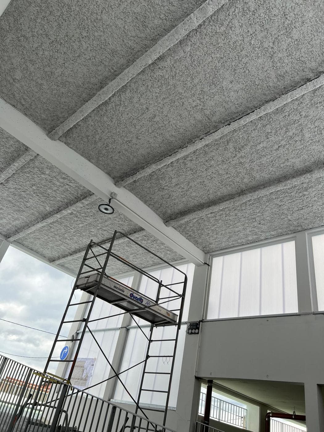 Flocage isolation thermique — Sous-face et poutres, bâtiment tertiaire