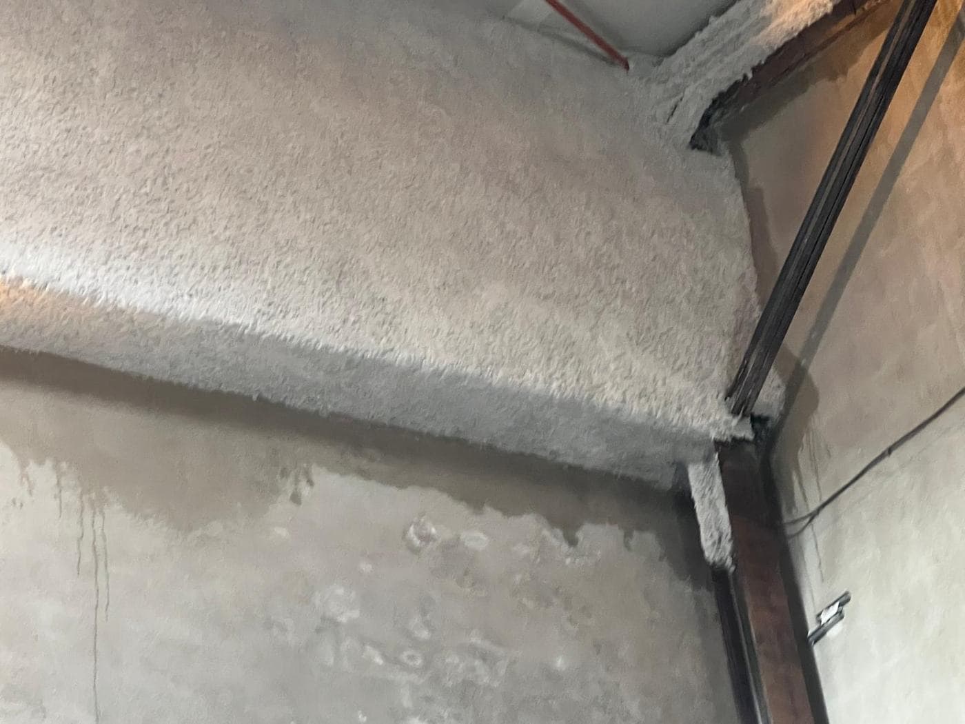 Pare-flamme sous charpente — flocage sur lattis nervuré fixé sur ossature — Sous-face de charpente